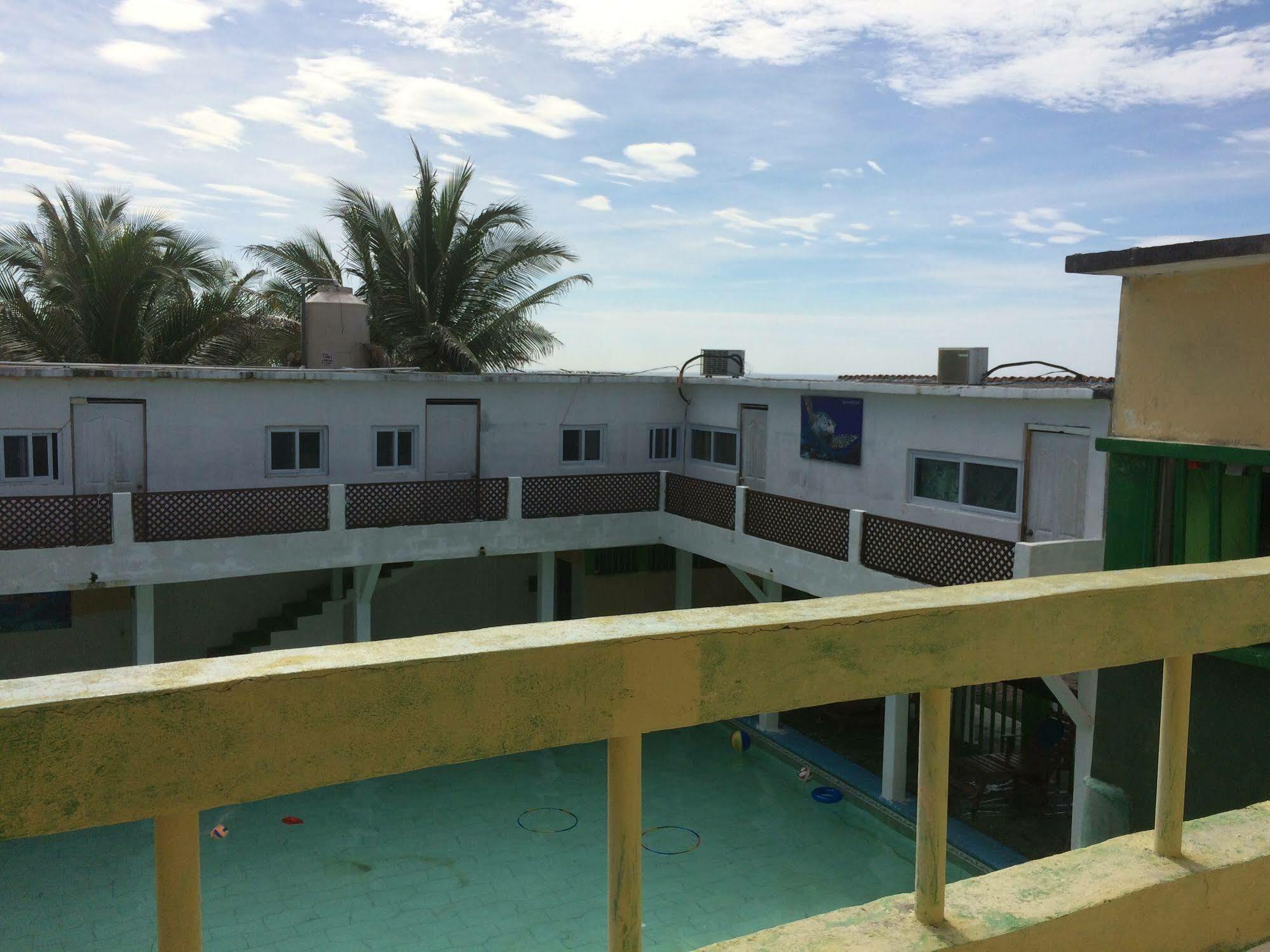 Tortugas Place Hotel Y Bungalos Монтеррико Экстерьер фото